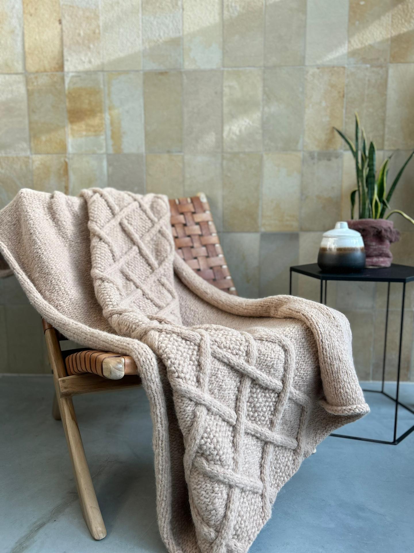 Marsipan Cable Alpaca Blanket: Cozy Luxury (130x156cm)
